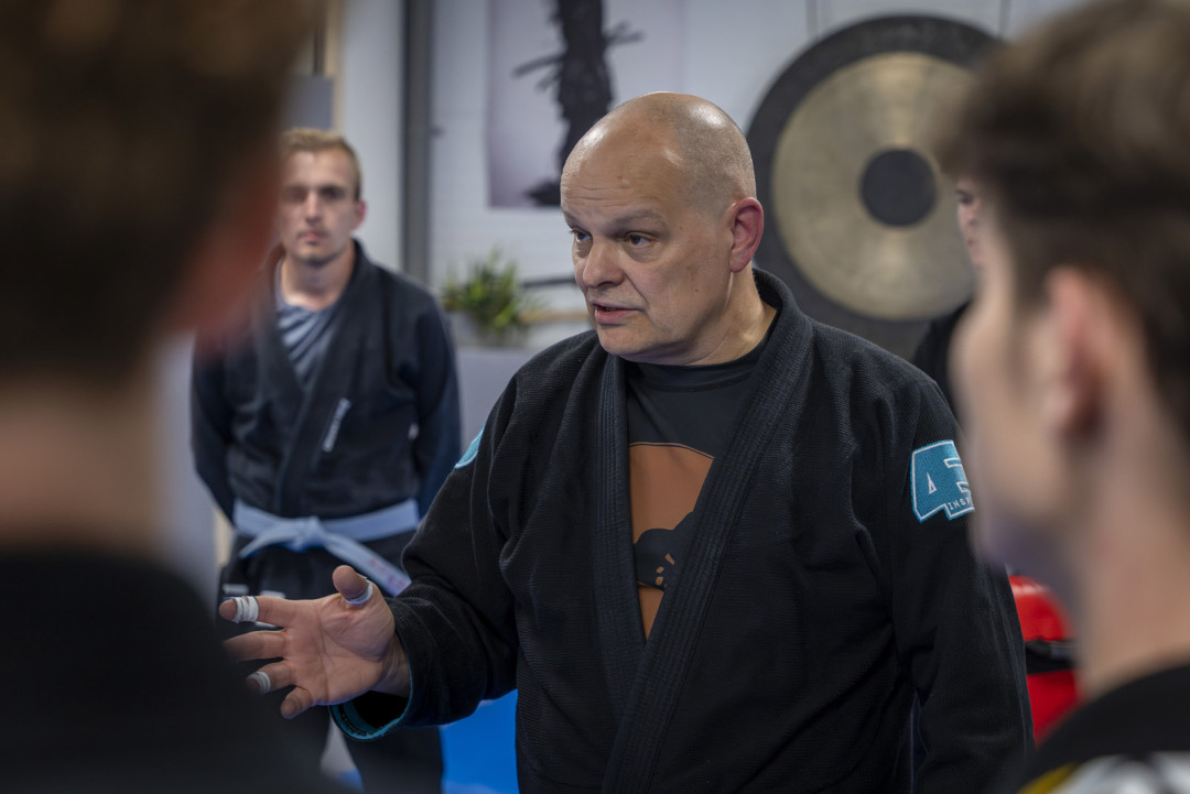 Paul Verheij temidden van zijn leerlingen op de mat